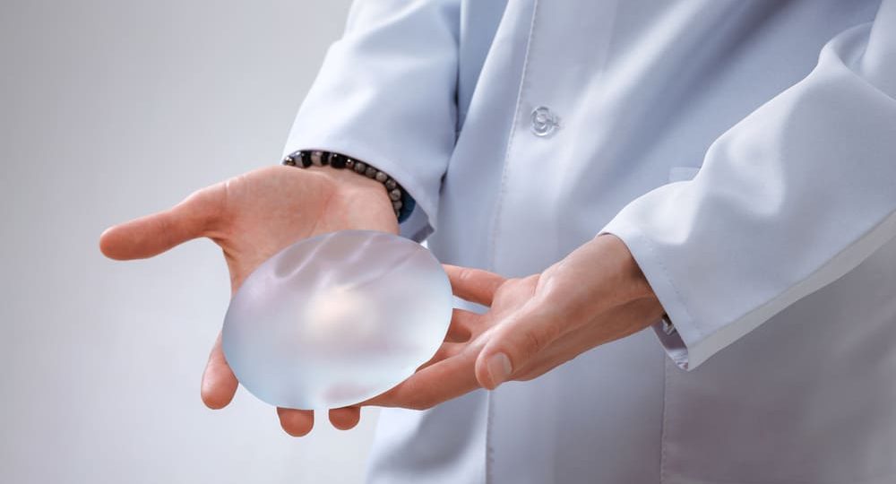 Cómo elegir implantes de senos según tu estilo de vida y objetivos estéticos